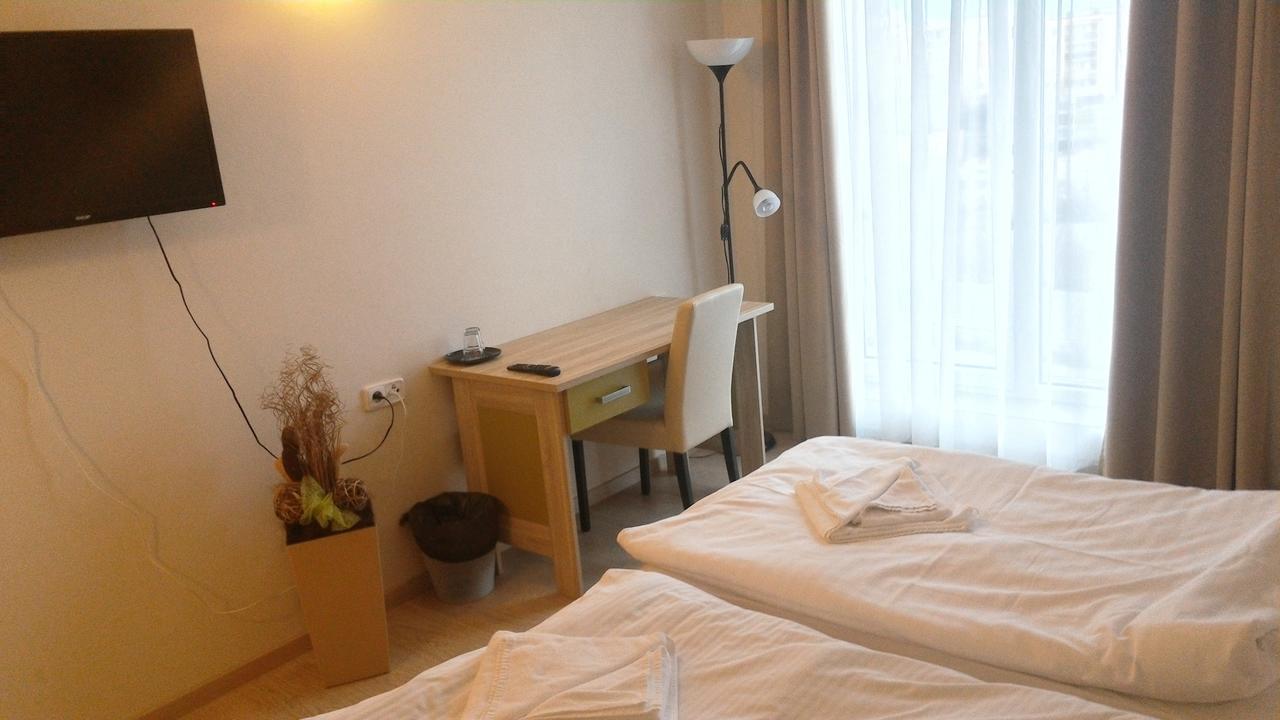 Nad Kralovnou Hotel & Restaurant Прага Екстер'єр фото